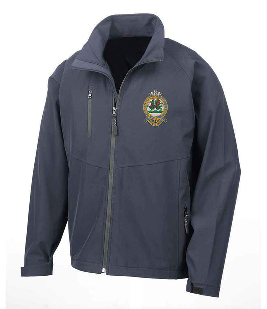 Queens Regiment Soft Shell Jacket with emblem, showerproof, wind-resistant, polyester and elastane blend, tribute to regiment legacy.